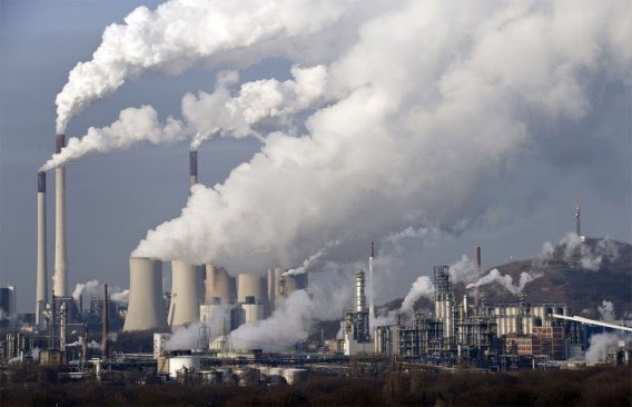 Các nhà máy công nghiệp gây ô nhiễm môi trường
